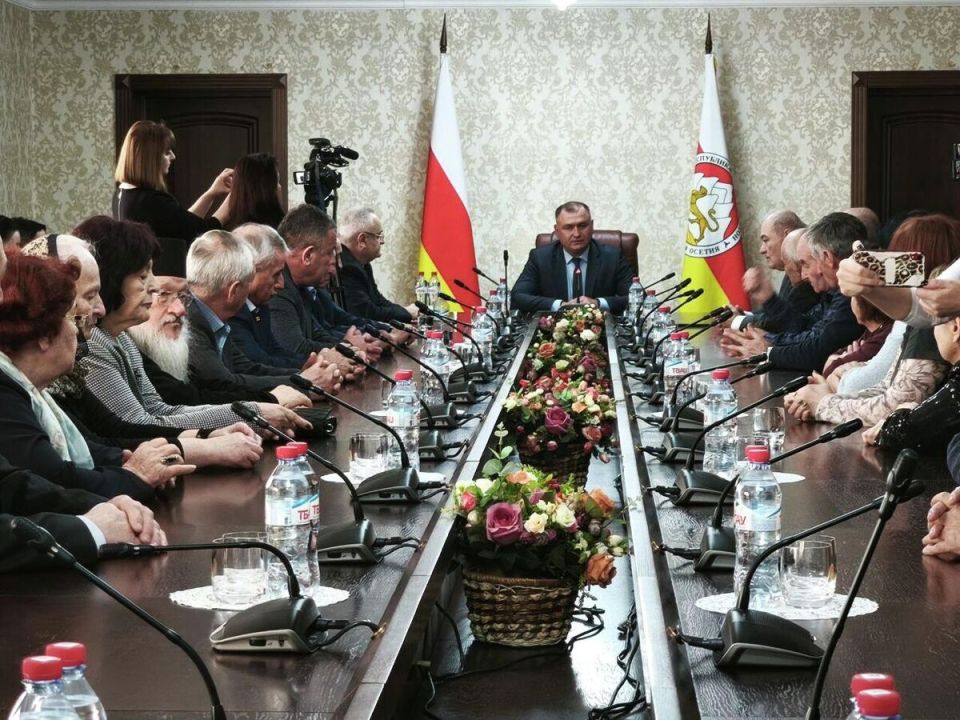 У истоков государственности: президент наградил ветеранов парламентаризма Южной Осетии