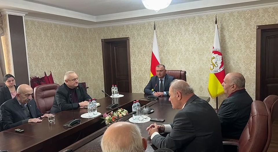 Президента Алан Гаглоев встретился с депутатами первого созыва и членами Центральной избирательной комиссии, обеспечивавшей выборы этого созыва