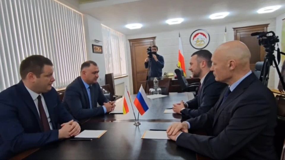 Президент Алан Гаглоев встретился с с директором Российского детско-юношеского центра Александром Кудряшовым