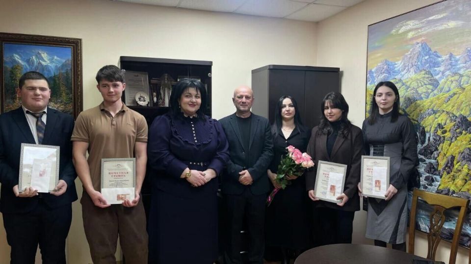 Лучшим студентам Цхинвальского худучилища вручили именные стипендии Минкультуры