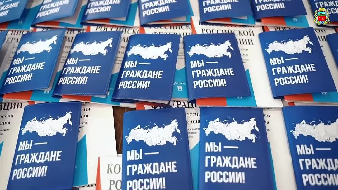 В День Конституции РФ глава амс6 Владикавказа Вячеслав Мильдзихов вручил паспорта 28 школьникам, отличившимся в учебе, спорте, творчестве и общественной активности