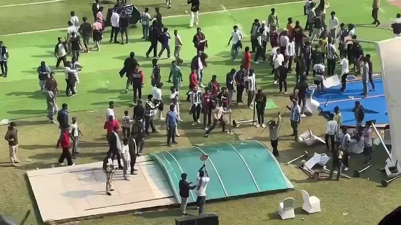 В Калькутте индийские болельщики устроили беспорядки на стадионе из-за действий Лионеля Месси