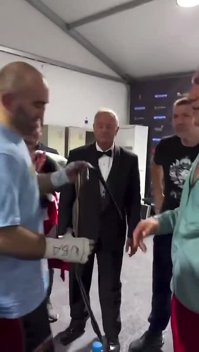 Мурат Гассиев вернул пояс чемпиона WBA Кубрату Пулеву как старшему в знак уважения