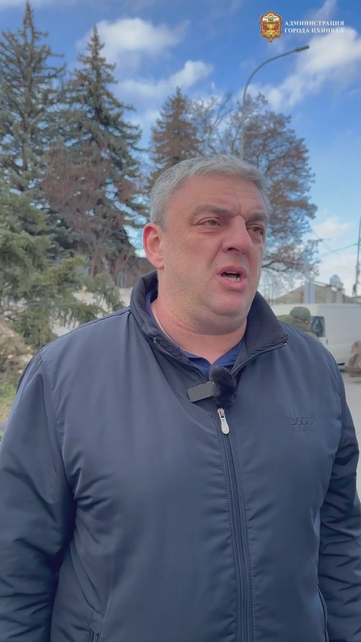 Коммунальные службы Цхинвала с раннего утра устраняют последствия шквалистого ветра, обрушившегося на город в ночь на воскресенье