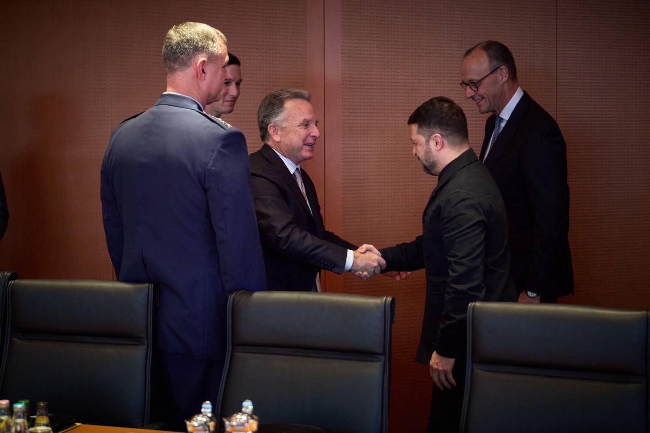 В Берлине начались переговоры украинской делегации во главе с президентом Владимиром Зеленским со спецпосланником президента США Стивом Уиткоффом и Джаредом Кушнером