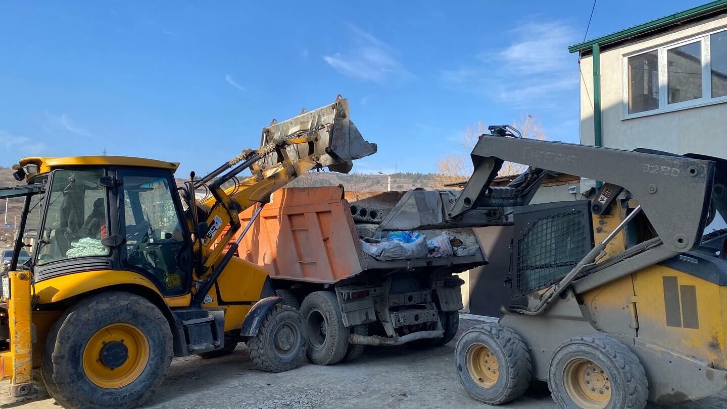 Коммунальные службы Цхинвала продолжают устранять последствия шквалистого ветра