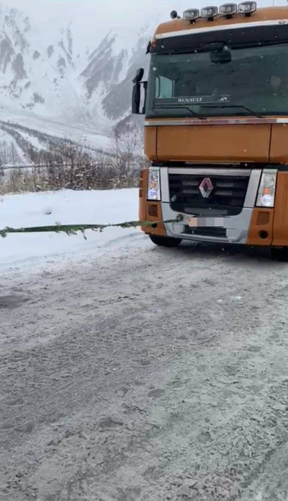 С 17:30 14 декабря движение большегрузов без цепей по Транскавказской магистрали запрещено из-за гололёда