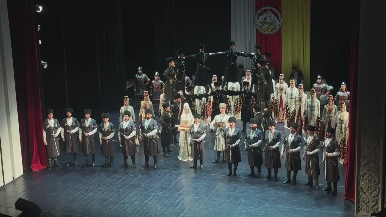 Единство в танце и музыке: легендарные "Симд" и "Алан" на одной сцене Южной Осетии