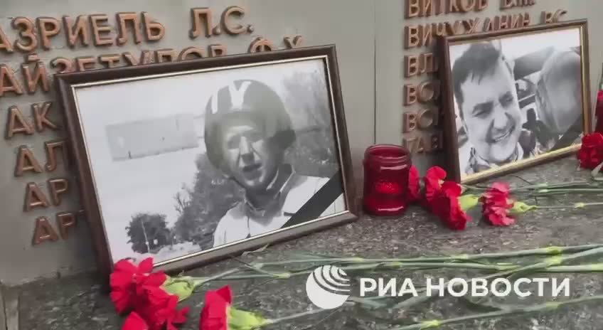 Память военкоров, погибших при исполнении профессионального долга, почтили сегодня в Москве и в Донецке возложением цветов