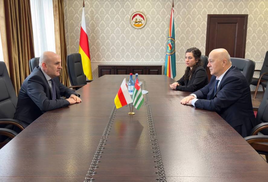 16 декабря Министр иностранных дел Республики Южная Осетия А.М. Джиоев принял Чрезвычайного и Полномочного Посла Республики Абхазия в Республике Южная Осетия А.М. Елбакиева