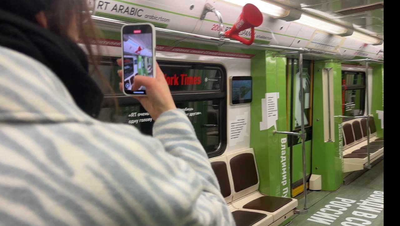 Так выглядит изнутри фирменный поезд RT в московском метро