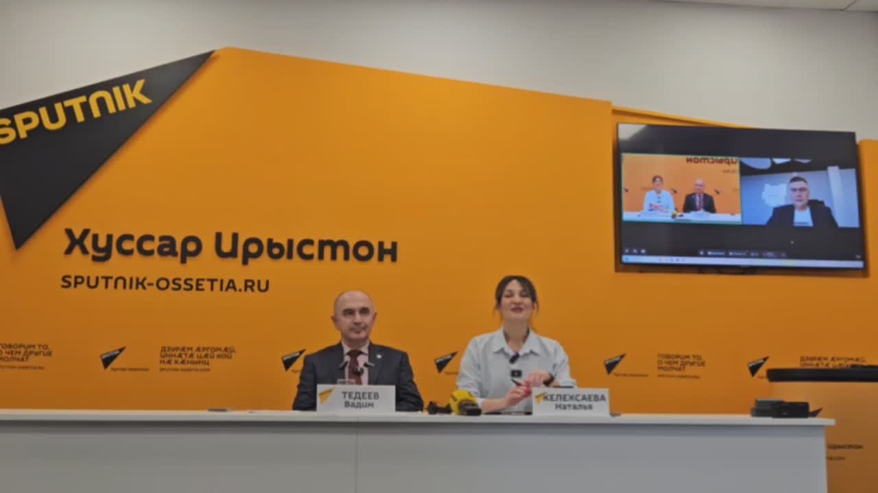 В пресс-центре Sputnik проходит видеомост, посвященный подписанию соглашения между Центром знаний "Машук" и ЮОГУ