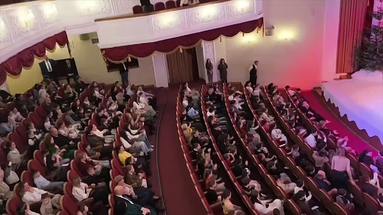 Встреча с Марфушенькой и новогодние подарки: для детей Южной Осетии посольство РФ организовало новогодний праздник