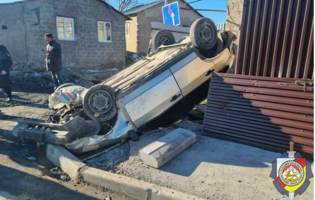ДТП в Цхинвале: 21-летний водитель врезался в стену жилого дома