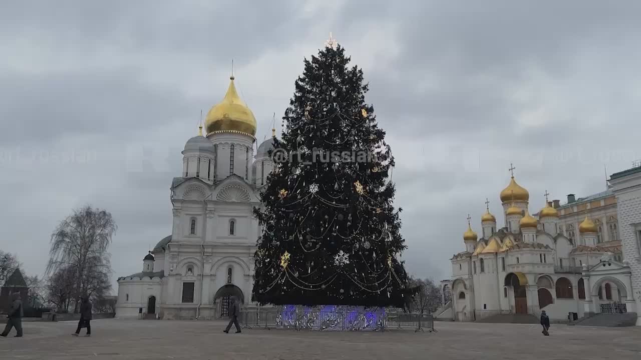 Ну какая красавица: главную новогоднюю ёлку украсили в Москве